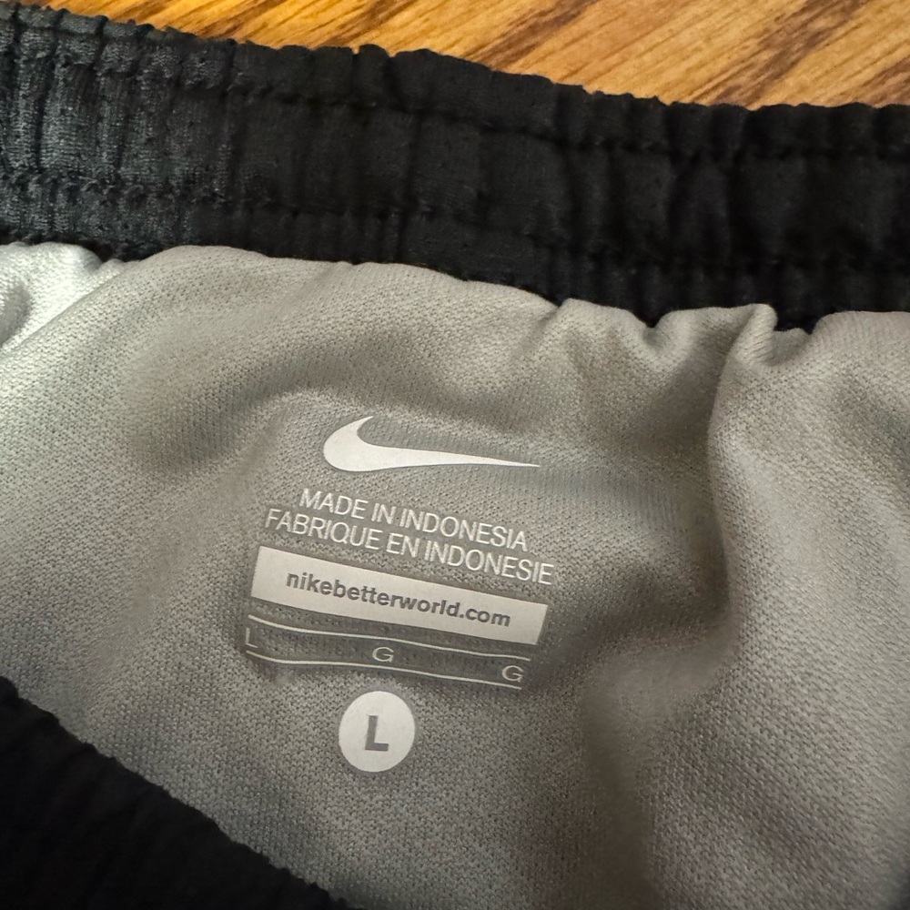 Nike Black and White Athletic Shorts Lightweight Design - Picture 3 of 3